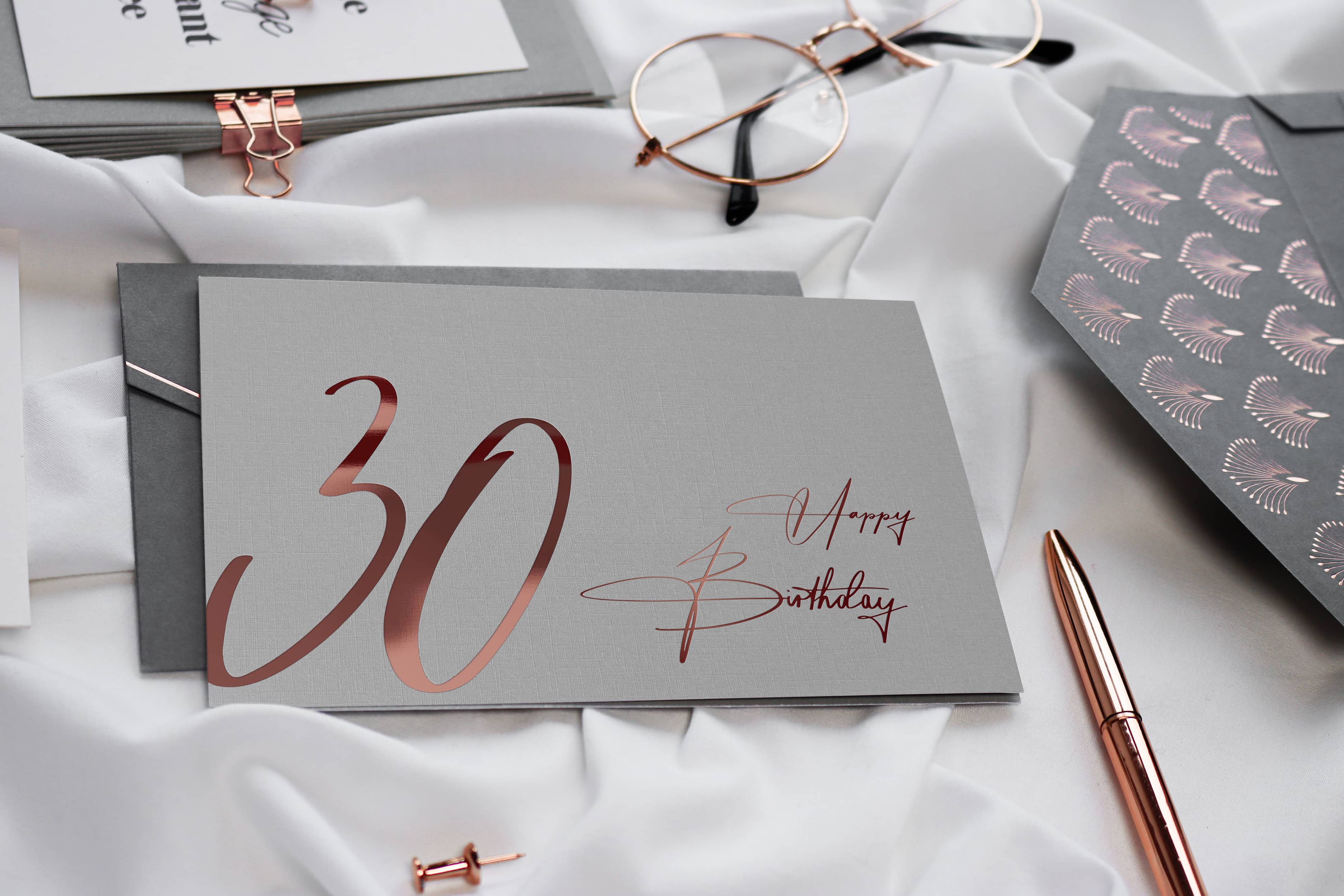 Klappkarte zum 30 Geburtstag in Grau rosegold mit dem Schriftzug 30 Happy Birthday sowie Kuvert.