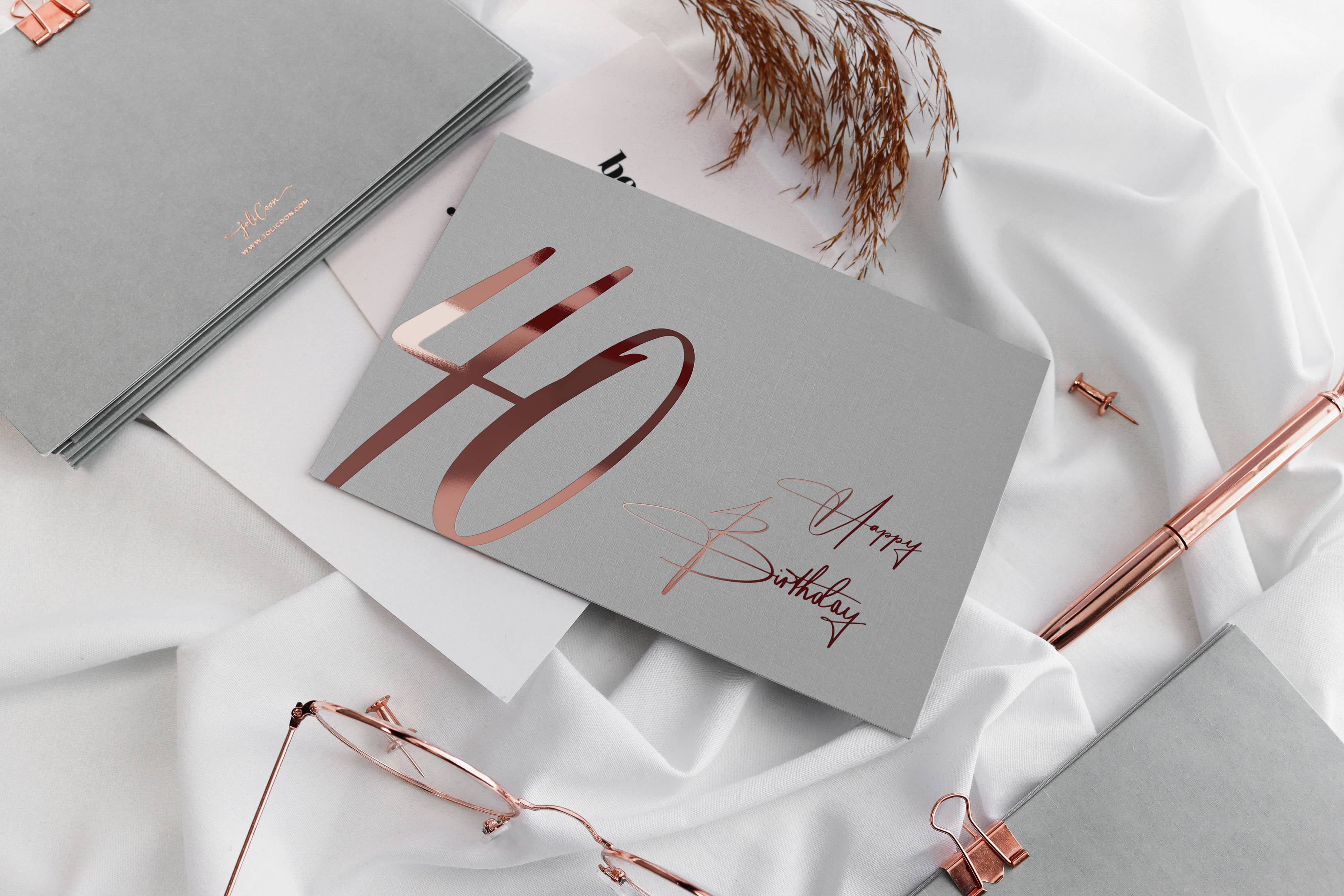Geburtstagskarte 40 Happy Birthday eine graue Klappkarte mit rosegoldener Veredelung und Kuvert.
