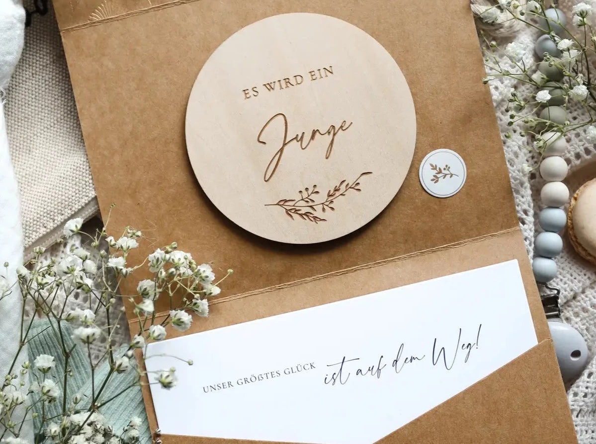 Es wird ein Junge Holzkarte